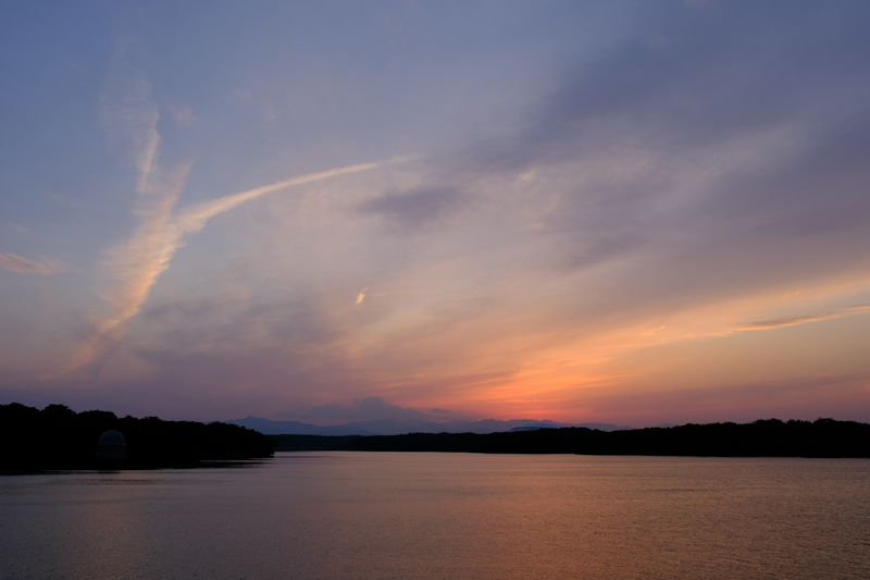 多摩湖に日が沈む。静かで美しいとき。この時間を愛おしむように散歩をしている人を見かける<br><span class="fnt-85">X-H1 / XF16-55mmF2.8 R LM WR / 20mm（30mm相当） / 絞り優先AE（1/50秒・F9.0・±0EV） / ISO 200</span>