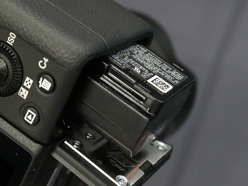 α6600は使用バッテリーをNP-FZ100に変更。これに伴いグリップ部分が前方に長くなったため、ホールディング性の向上も謳う。