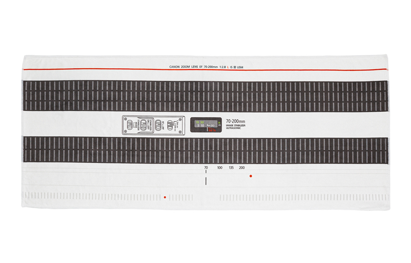 同社Lレンズを象徴するレッドラインや、フォーカスリング、各種スイッチ類も再現されている