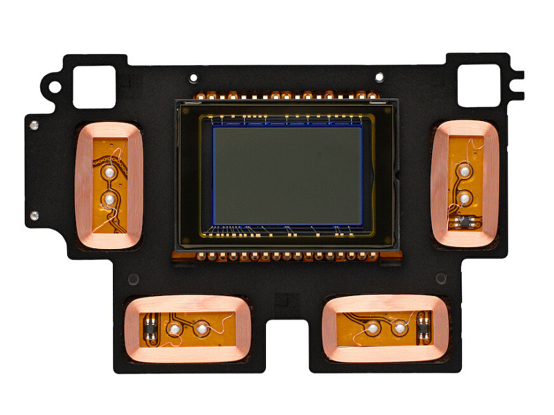 ペンタックスK100Dの撮像素子ユニット。4つの電磁石を用いたアクチュエータで撮像素子を上下左右および回転方向に駆動する