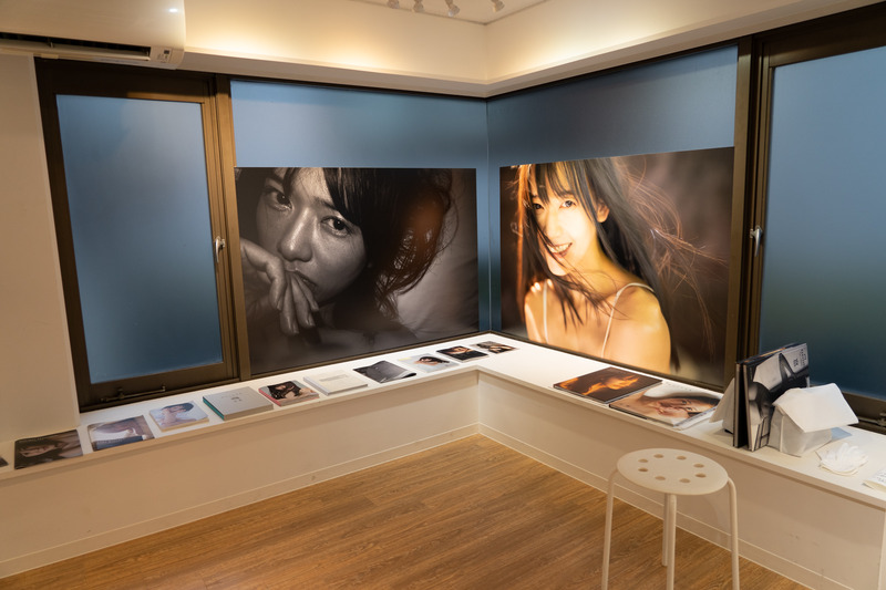 福島さんが過去に出版した写真集も鑑賞できる