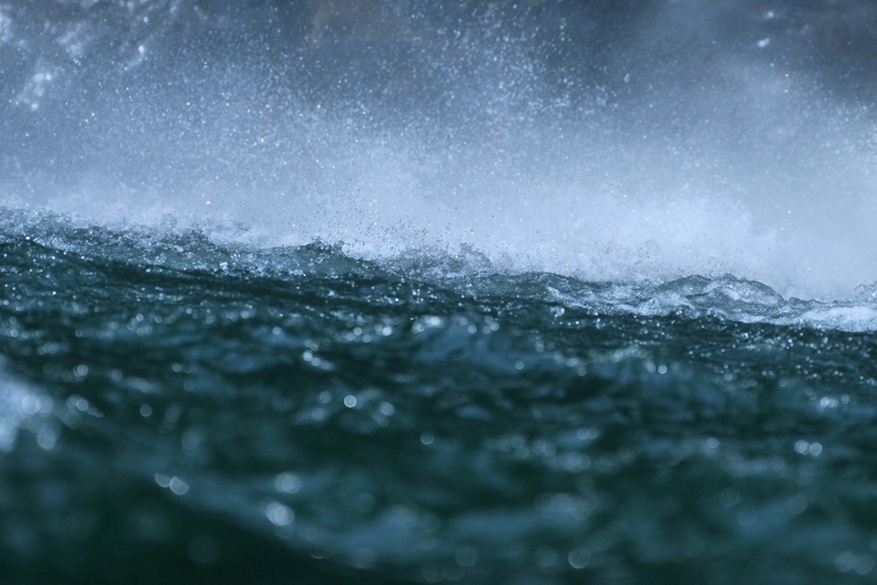 水量が増した滝。視界はすべて水の飛沫である。並みのカメラではすでに壊れている条件だ<br><span class="fnt-85">LUMIX S1R＋LUMIX S PRO 70-200mm F4 O.I.S. / 200mm / マニュアル露出（F4.5、1/8,000秒） / ISO 1250</span>