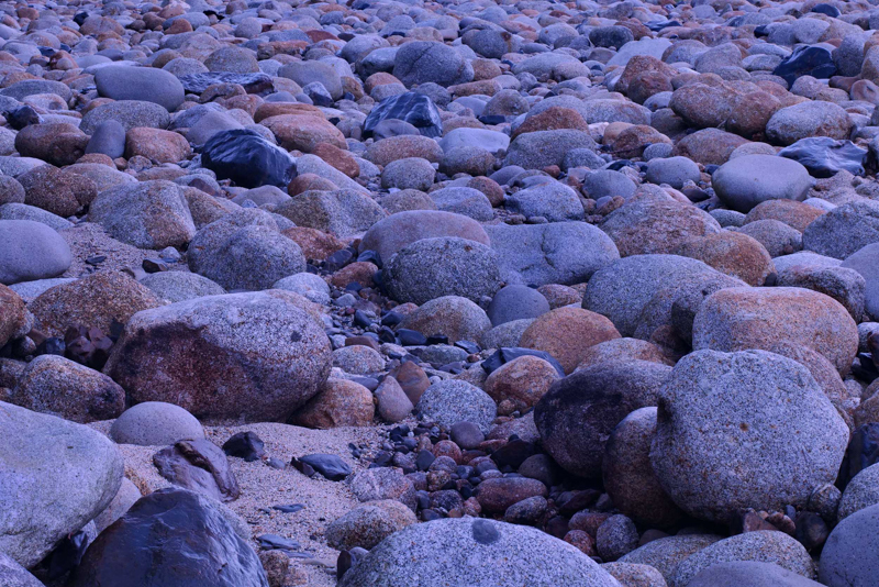 玉石は水と時間の仕事をそのまま伝える。夕刻、空がうっすらと焼けた。明日は晴れる<br><span class="fnt-85">LUMIX S1R＋LUMIX S PRO 70-200mm F4 O.I.S. / 70mm / マニュアル露出（F20、0.4秒） / ISO 640 / 三脚使用</span>