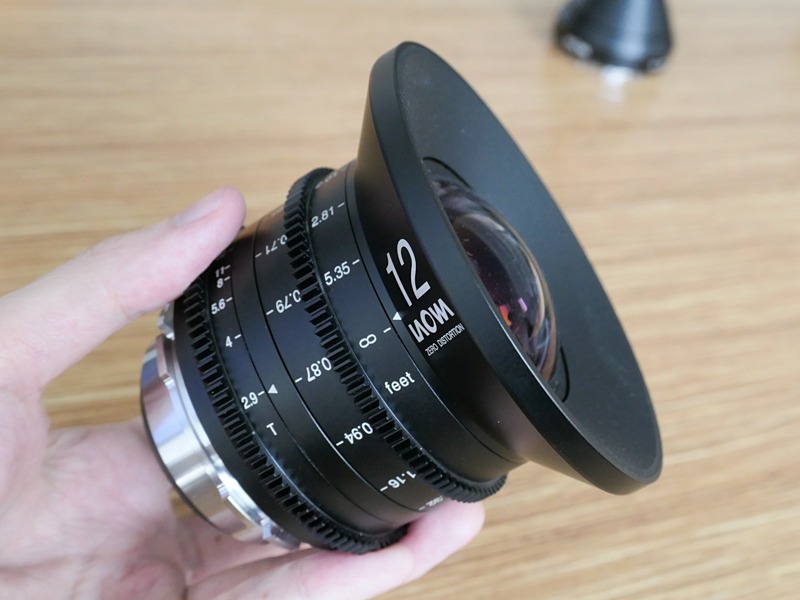 写真用の12mm Zero-Dレンズをベースにシネレンズ化したモデル。
