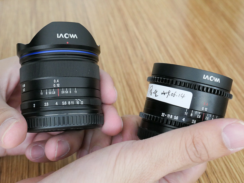 マイクロフォーサーズ用の7.5mm F2 Zero-D（左）をシネマ用にしたもの（右）。軽量なためドローン搭載用として人気のレンズをベースにしている。