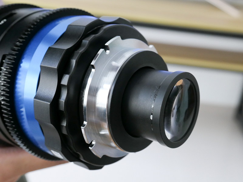 こちらはイメージサークルをスーパー35から35mmフルフレームに拡大するエクスパンダー。