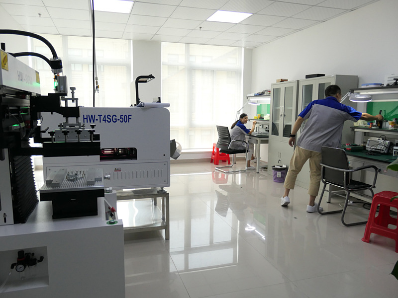 電気部品の試験室。