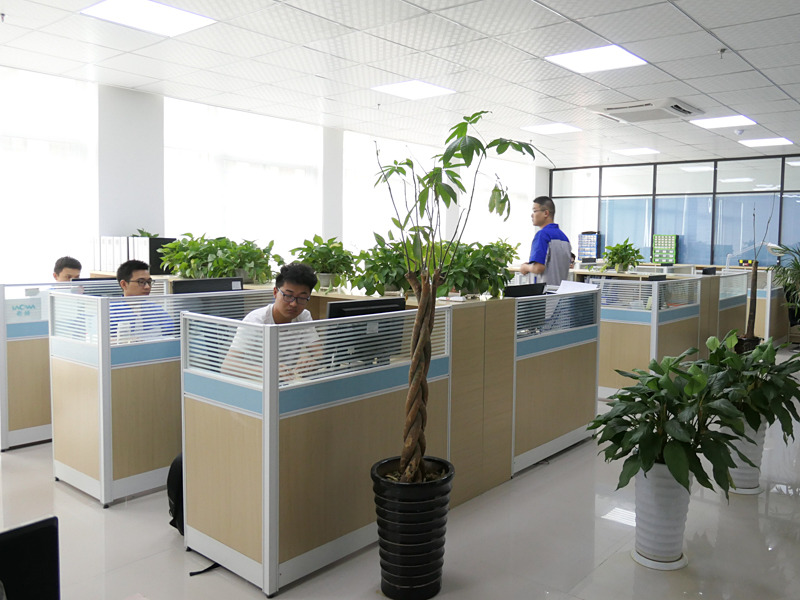 コンピューターが並ぶ部屋。ここではCADで鏡筒のメカデザインを行っていた。