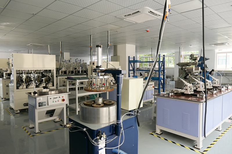 ガラス加工室の様子。