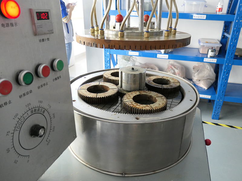 これは平面ガラスを研磨する機械。上下から研磨パッドで挟み、土台が回転することにより加工が進む。