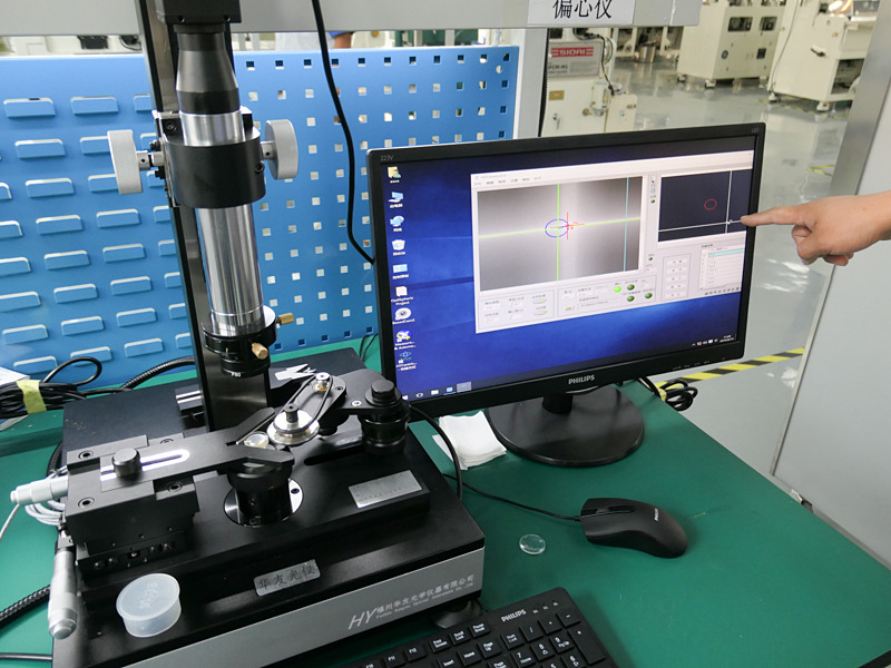 こちらは検査工程。レンズを回転させ、中心が正しく出ているかをチェックする。