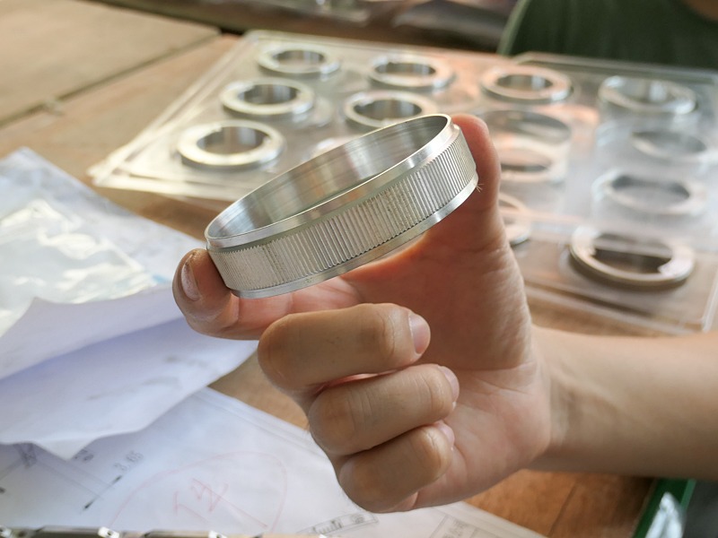 今後登場する「何らかのレンズの、何らかの機能に用いられる」という秘密のリング。まさに試作品を作っているところだった。