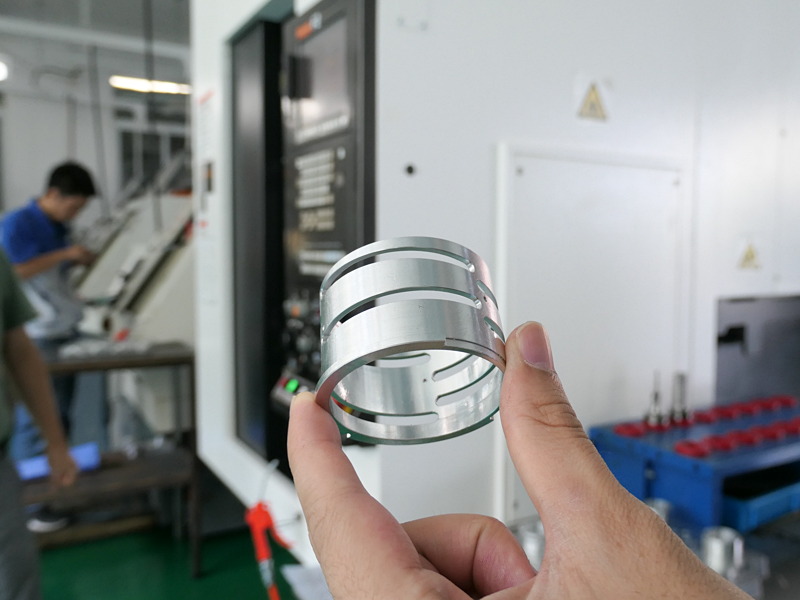 レンズ鏡筒内部のカム筒と呼ばれる部品。