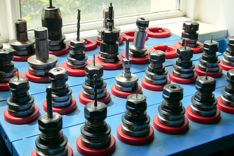 加工用に様々な形状のドリルがある。