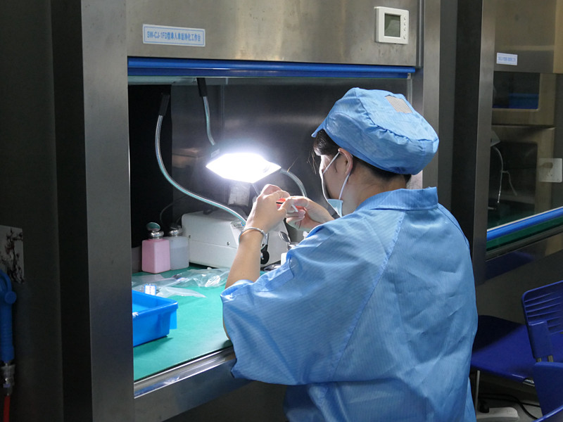 レンズエレメントの目視検査と清掃を行っているところ。