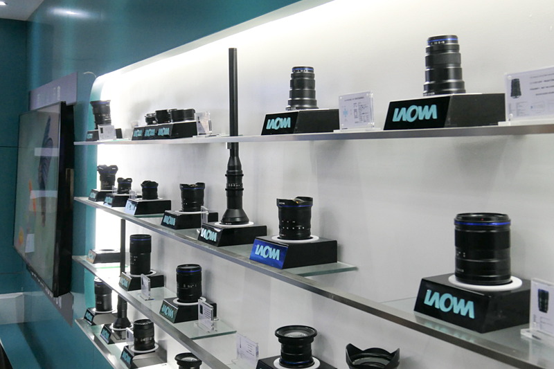 LAOWAレンズラインナップが並ぶ。