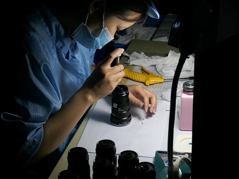 ここで組み立てているのは「25ｍｍ F2.8 2.5-5X ULTRA MACRO」。