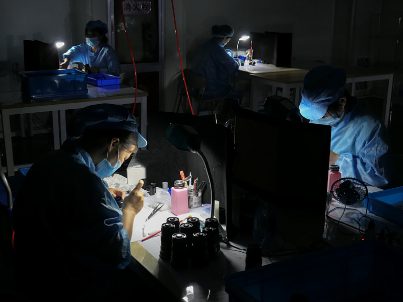 作業スペースは基本的に暗くなっている。