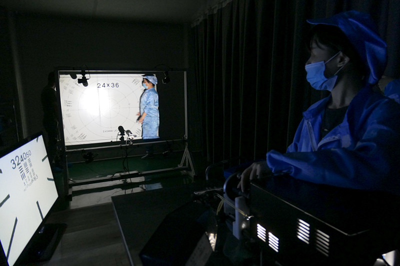 投影試験。四隅を見て片ボケ（組み込んだレンズの傾き）がないかなど、細かくチェックする。