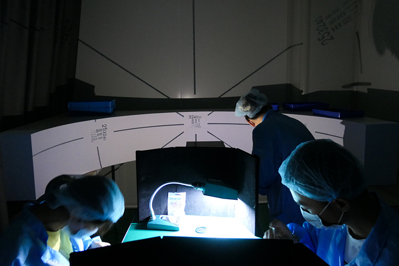 魚眼レンズの検査は、湾曲したスクリーンに投影する。