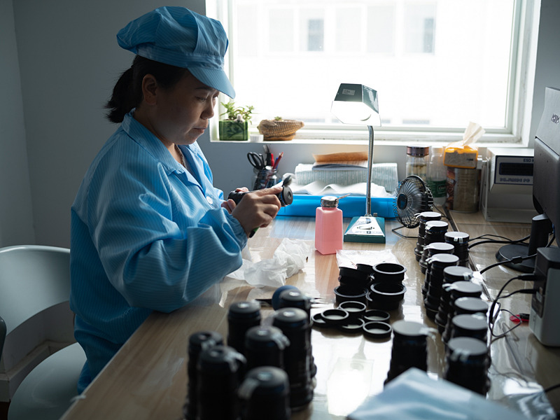 レンズ外装部分を清掃しているところ。