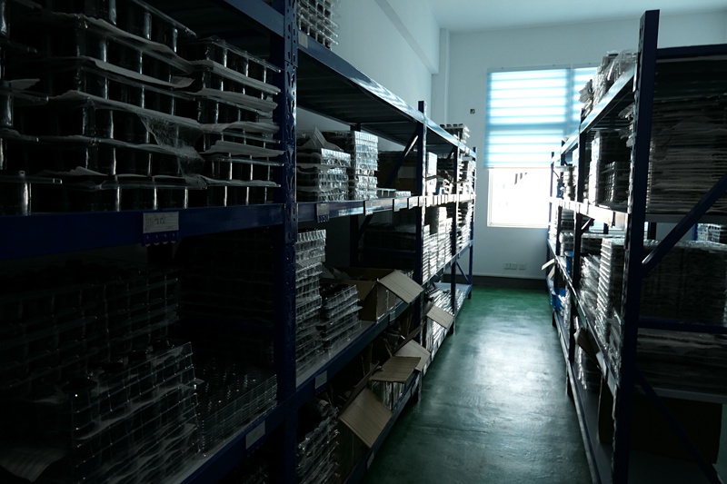 パーツ倉庫。鏡筒の部品やレンズエレメントがストックされている。