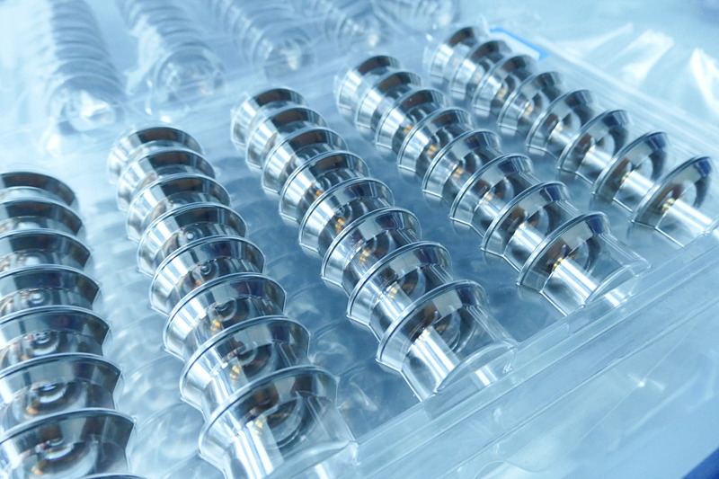 加工済みのレンズ。