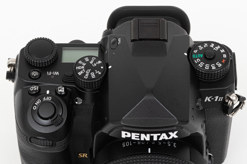 マニュアル操作の重要性を強調するダイヤルやボタン類。