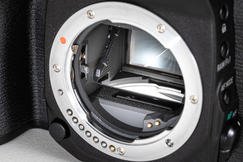 K-1 Mark IIのミラーボックスから見えるレフレックスミラー。