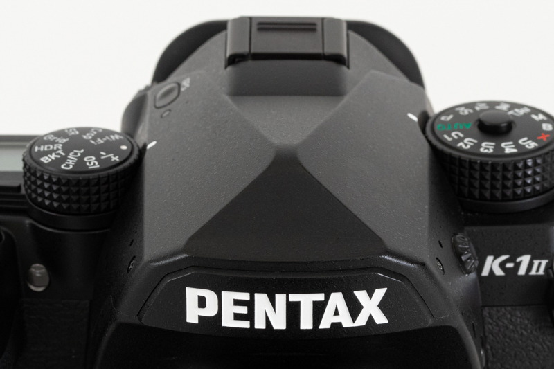 一眼レフカメラであることを主張するペンタ部のデザイン。