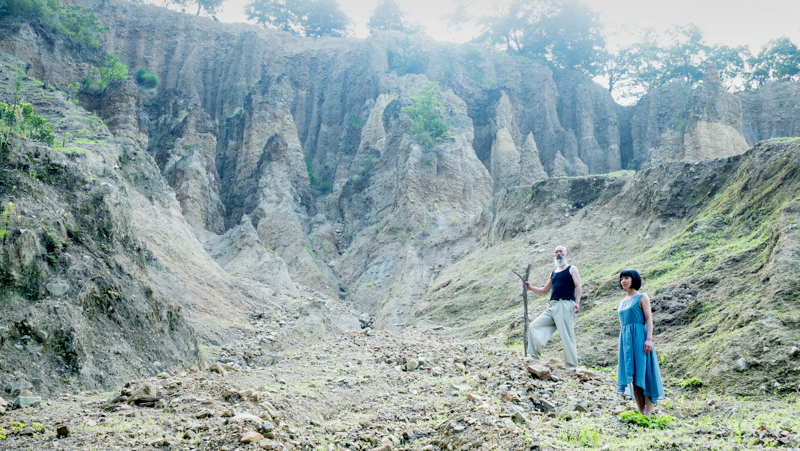 地震活動で隆起した山の一部が自然環境によって侵食されて柱状になった土柱。もやが出るような低コントラストな日だったがシャープで迫力のある表現となった（撮影：田口るり子）。<br><span class="fnt-85">OLYMPUS OM-D E-M1 Mark II / M.ZUIKO DIGITAL ED 25mm F1.2 PRO / 25mm（50mm相当） / マニュアル露出（F3.5、1/200秒） / ISO 200 / WB：オート</span>