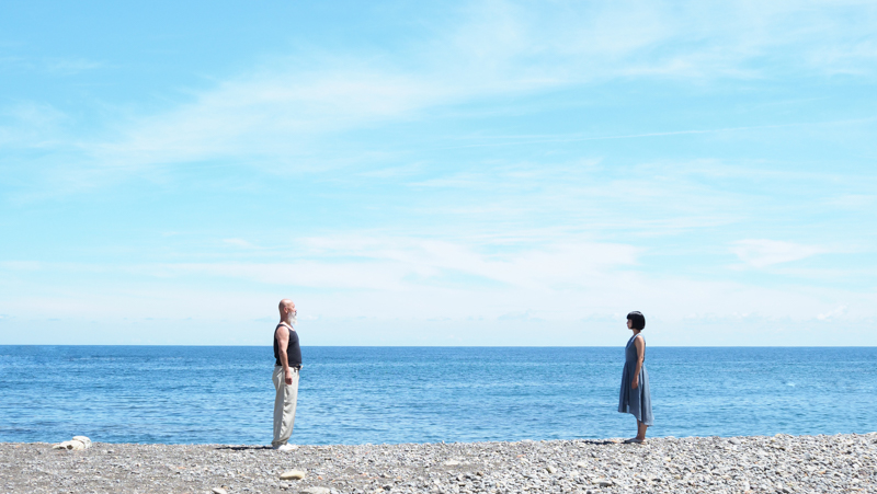 明丸海岸。服、海、空、すべてが微妙に違う青色をオリンパスブルーが見事に引き出してくれた。水平線や地面のラインの正確な描写が写真を引き締めている（撮影：田口るり子）。<br><span class="fnt-85">OLYMPUS OM-D E-M1 Mark II / M.ZUIKO DIGITAL ED 25mm F1.2 PRO / 25mm（50mm相当） / マニュアル露出（F4、1/1,250秒） / ISO 250 / WB：オート</span>
