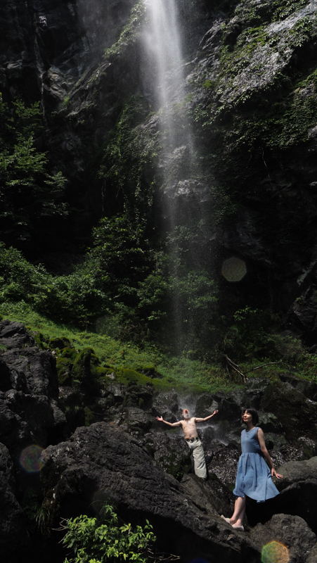 灌頂ヶ滝。弘法大師がこの滝の下で修行をしたという伝説がある滝。シャッタースピードを1/400秒にすることで滝の飛沫が雨のように降りそそいでいる様子を表現した（撮影：田口るり子）。<br><span class="fnt-85">OLYMPUS OM-D E-M1 Mark II / M.ZUIKO DIGITAL ED 12-40mm F2.8 PRO / 25mm（50mm相当） / マニュアル露出（F9、1/400秒） / ISO 200 / WB：オート</span>