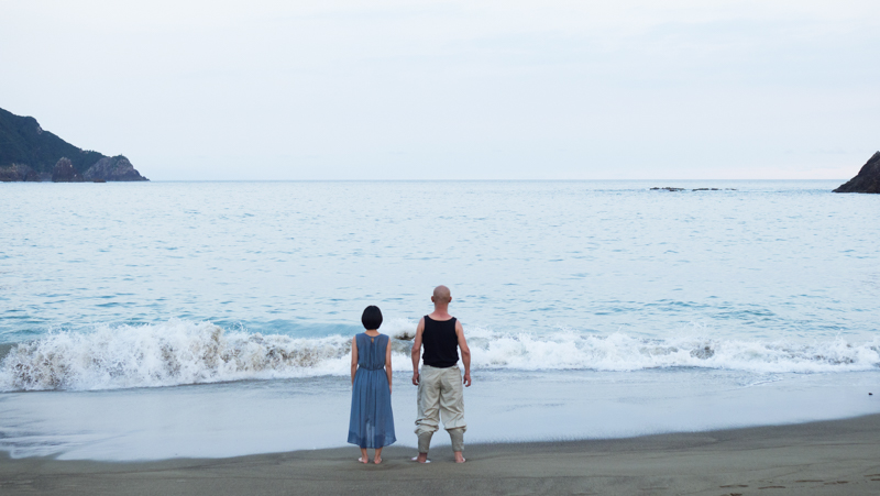 大浜海岸。波のない日だったがタイミングを待ち波しぶきが大きくなる瞬間を狙って撮った。少し上の目線から俯瞰で撮ることにより二人だけの世界を作り、海の広がりを表現した（撮影：田口るり子）。<br><span class="fnt-85">OLYMPUS OM-D E-M1 Mark II / M.ZUIKO DIGITAL ED 25mm F1.2 PRO / 25mm（50mm相当） / マニュアル露出（F2.5、1/400秒） / ISO 500 / WB：オート</span>