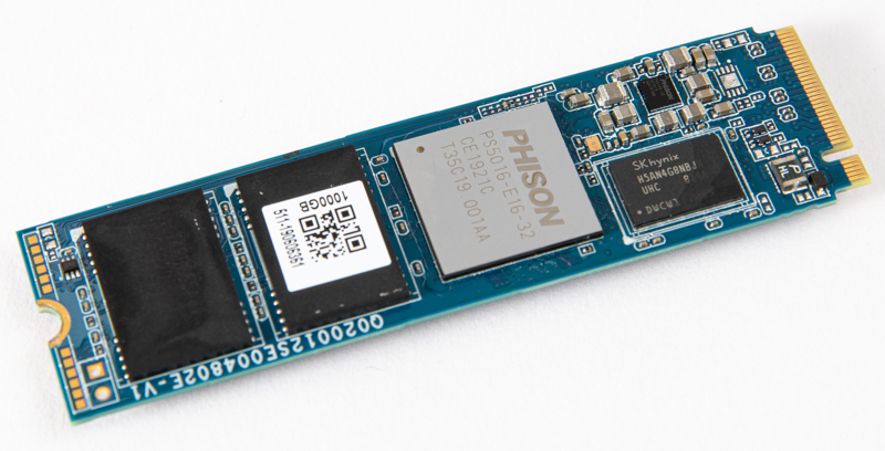 中央のグレーのパーツが読み書きを制御するコントローラーIC、左側に見える黒いパーツがフラッシュメモリだ。東芝メモリの「BiCS4」を採用し両面に計4つ配置されている