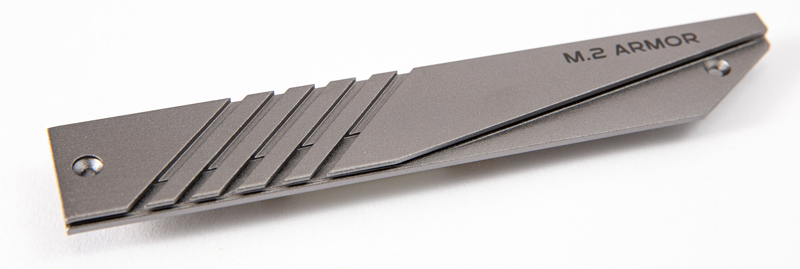 CPU側のM.2スロット用ヒートシンク。よく見ると放熱フィンが2重構造となっており効率的に熱を逃がしてくれる