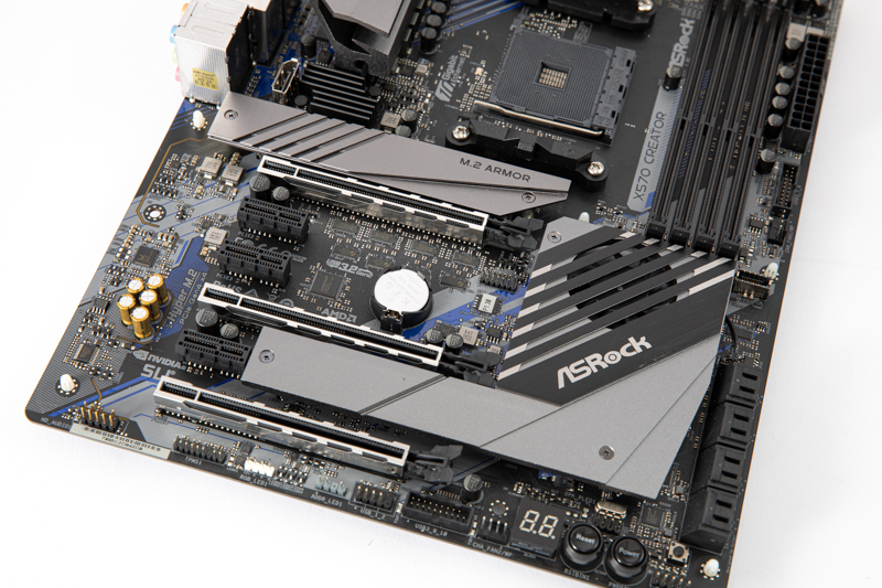 サウス側のM.2スロットのヒートシンクはチップセット用ヒートシンクと一体型となる