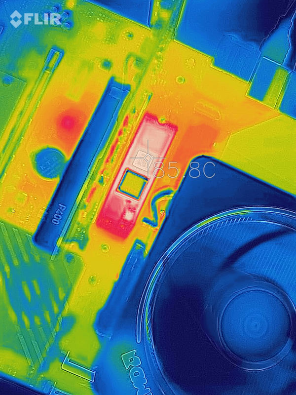 ヒートシンクあり（左）、ヒートシンクなし（右）。2つの写真の色スケールは同一ではない