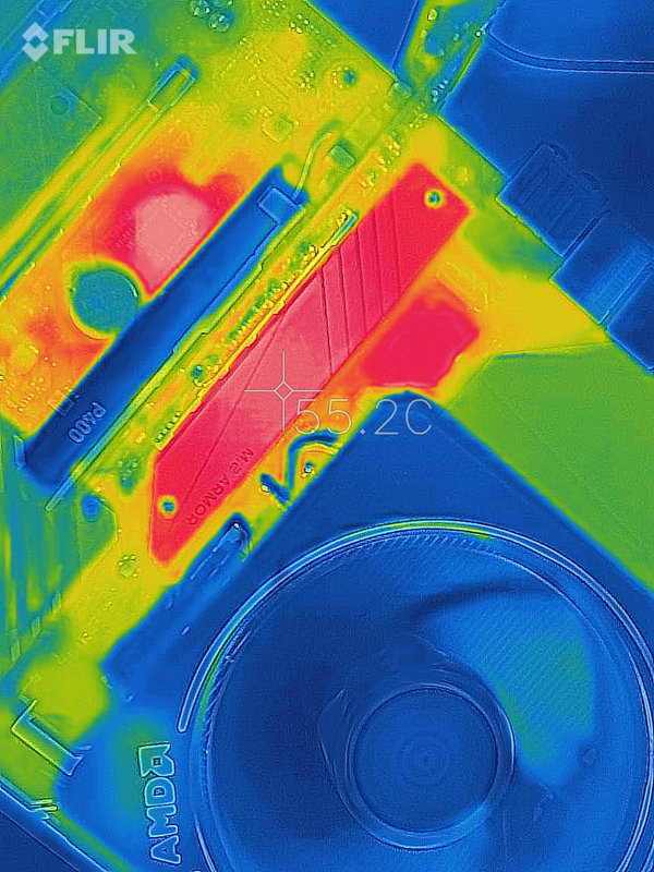 ヒートシンクあり（左）、ヒートシンクなし（右）。2つの写真の色スケールは同一ではない