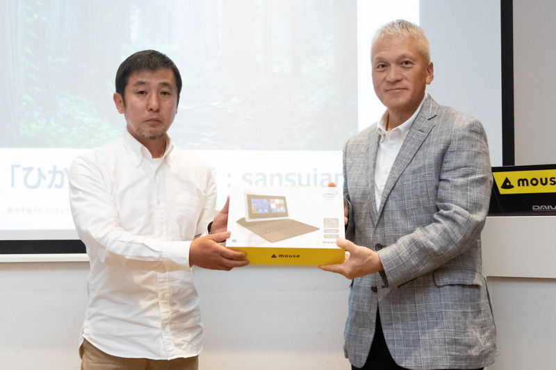 「癒し・アウトドア」部門のグランプリ受賞者、片平和生さん（左）。