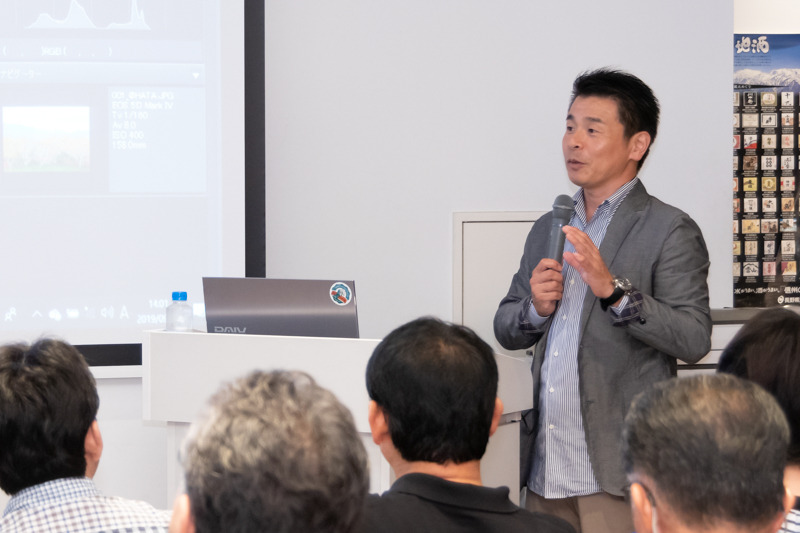 審査を務めた秦達夫さん。長野県をテーマにした撮影セミナーも行われた。