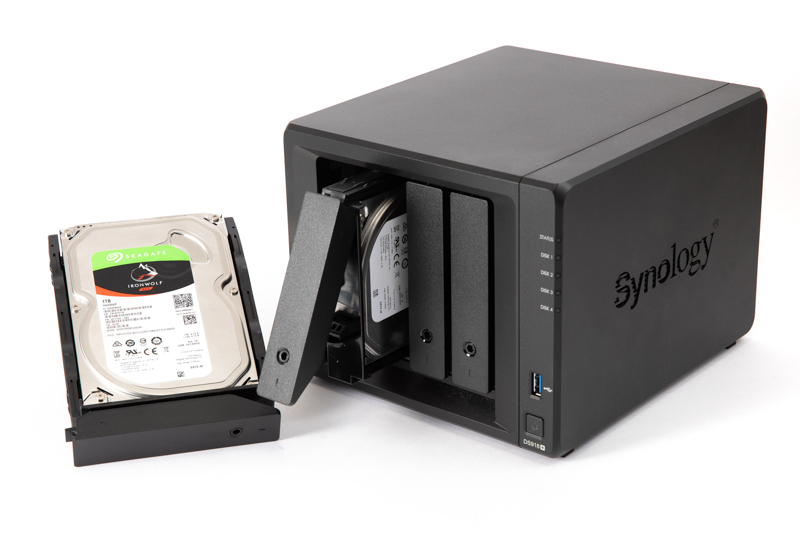 Synologyの4ベイNAS「DS918+」。多くのモデルが工具レスでドライブの取り付けを行うことができる。