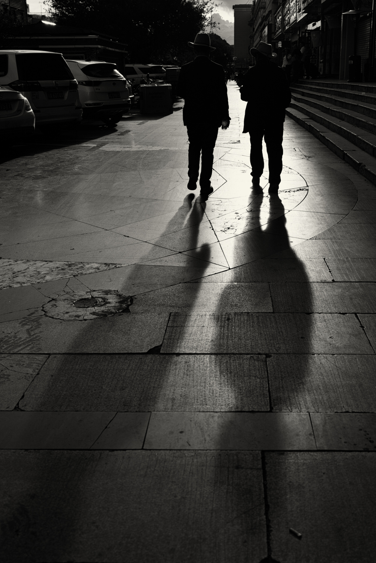 強い逆光の中でも全くデータが破綻していない。被写体の歩調に合わせながら影を大きく取り入れて撮影。<br>ライカQ2　LEICA SUMMILUX F1.7/28mm（35mmクロップ）ISO100　F3.5　1/1,250秒　WB:オート