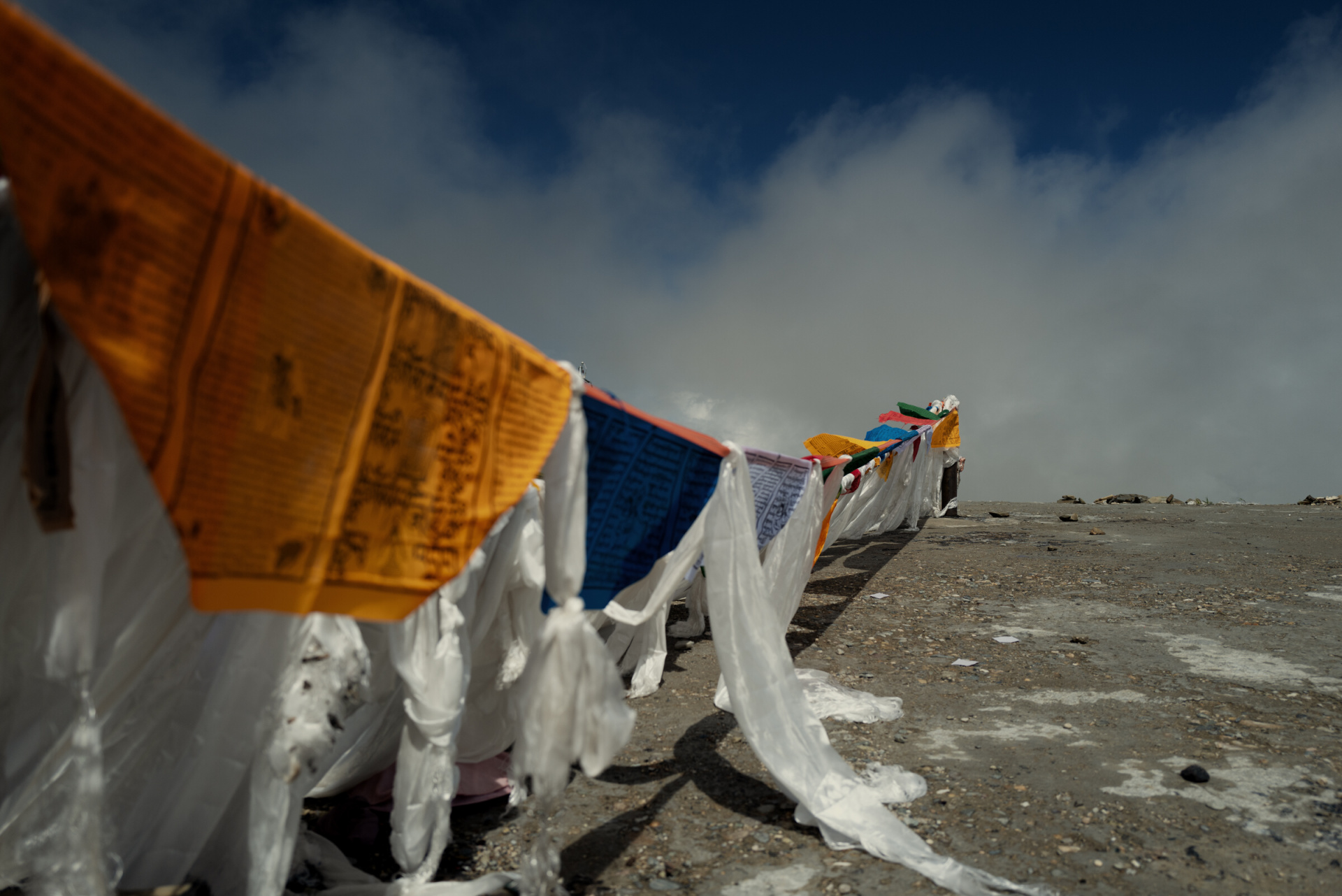 標高5,000mほどの峠でみかけたタルチョーと呼ばれる祈祷旗。多少色味は調整しているが、濃厚な色味と豊かな階調を感じられる。<br>ライカQ2　LEICA SUMMILUX F1.7/28mm　ISO100　F5.6　1/1,250秒　WB:オート