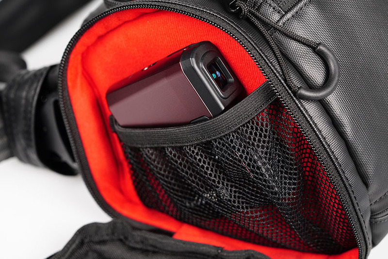 逆側のサイドポケットには、アクションカムなどの小物類が入るメッシュポケットがある。