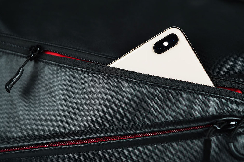 サイドポケットにスマートフォンを入れたところ