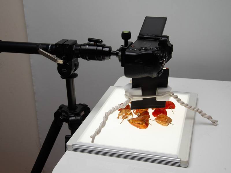 円周魚眼レンズを使って撮影しているところ。手作りの三脚で万華鏡を自立させている。