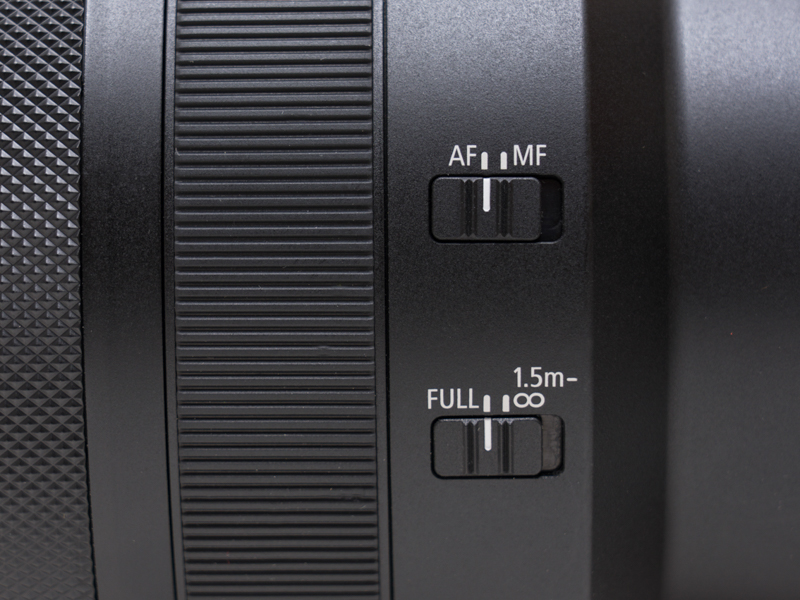 レンズ筐体左側にはAF/MFの切替えスイッチとAF撮影距離の選択スイッチを備えている