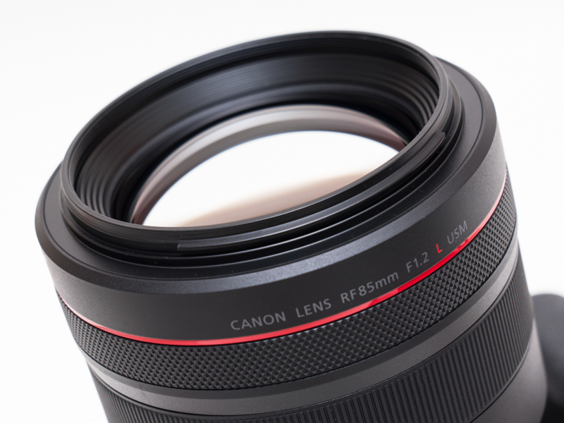 レンズ先端側に赤いラインが入る。すぐ手前側にはコントロールリングが配されている