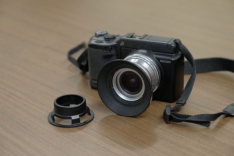 GXRマウントA12にライカMマウントのスーパーアンギュロン21mmF4を取り付けた市川さんのGXR。手前に置かれているのは、手持ちのレンズが物理的に問題なく装着できるか事前に確認できる「チェッカー」